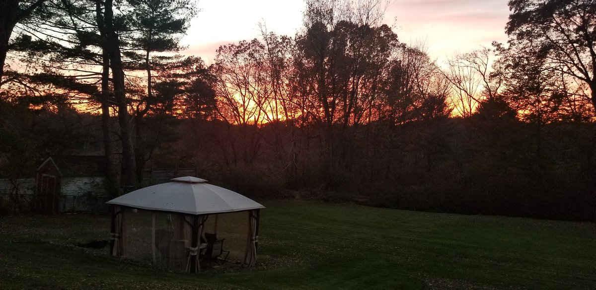stevecurtin22's tweet photo. Fall sunset. https://t.co/HiJMWckcOt