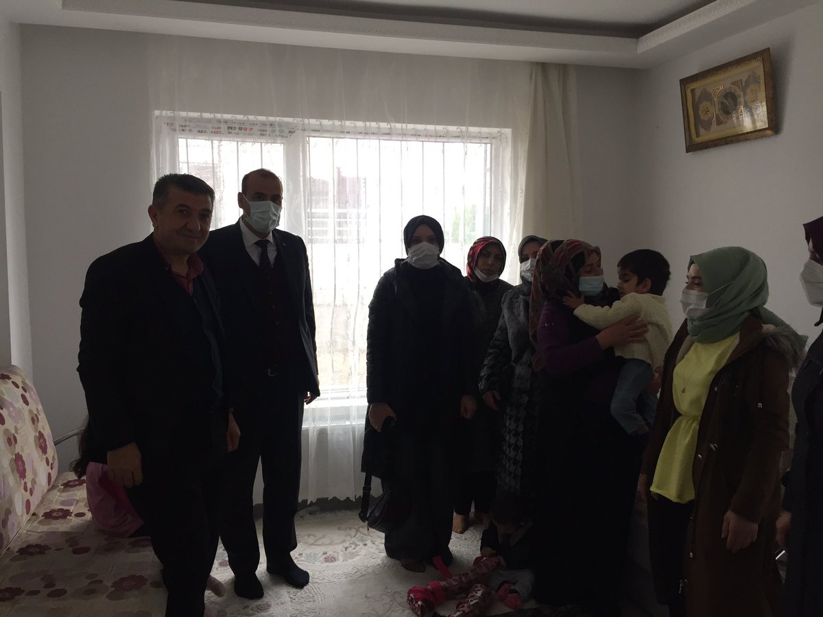 besikkayama's tweet photo. İlçe başkanımız @Fatih__Bildik koordinesinde SKM programı kapsamında #3aralıkdünyaengellilergünü 
münasebetiyle ilçe başlanımız meclis üyemiz yönetim kurulu üyelerimiz kadın kollarımız gençlik kollarımız mahalle birimimizle birlikte mahallemizdeki engelli vatandaşları zyrt ettik https://t.co/uorCdDYmdg