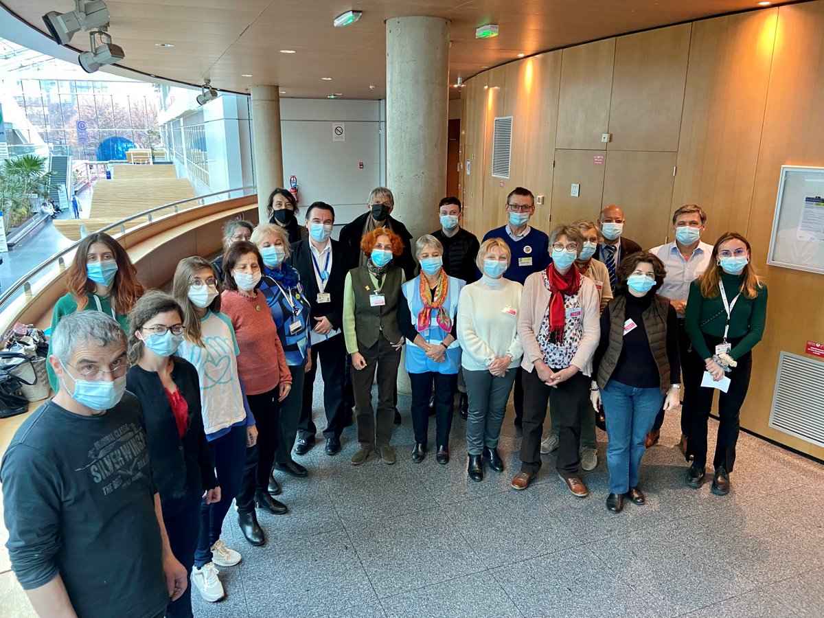 HopitalPompidou's tweet photo. [Journée mondiale du #Bénévolat] 
Merci à tous les bénévoles présents au quotidien à l'@HopitalPompidou @APHP  🙏 https://t.co/9VBmZVoEcg