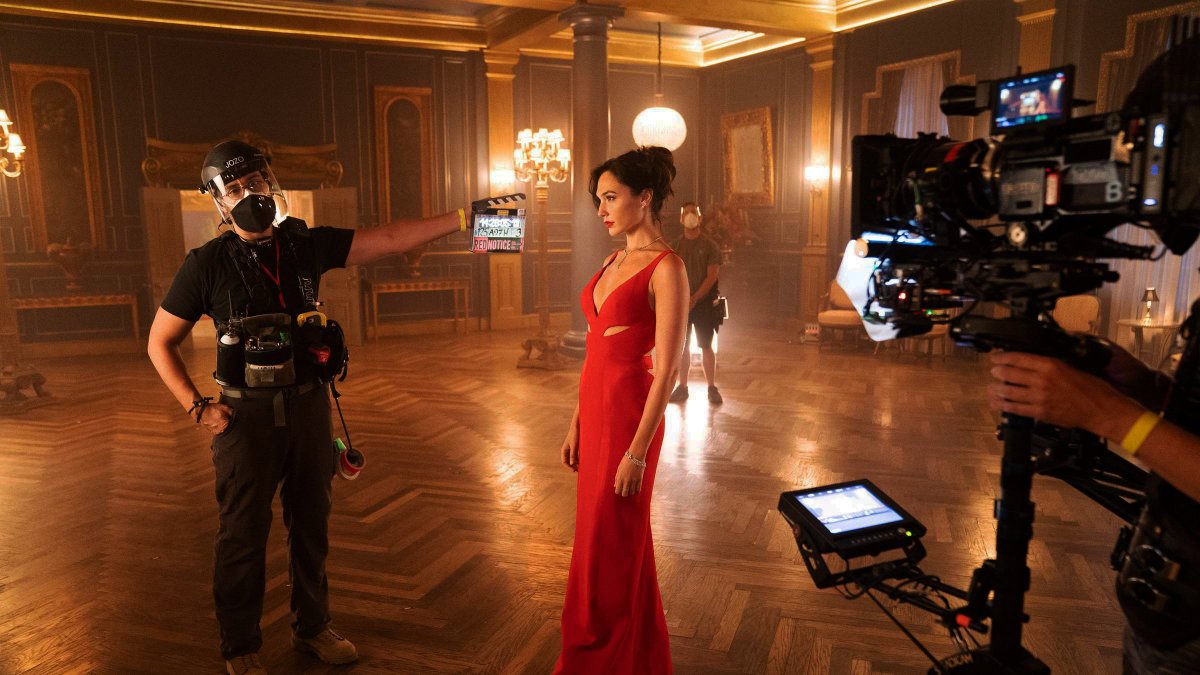 filmarka's tweet photo. RED NOTICE 🎬 #behindthescenes

•Red Monstro 8K / Red Komodo 6K

@netflixturkiye @netflix @RED_Cinema 

#rednotice #dwaynejohnson #galgadot #ryanreynolds #netflix #netflixseries #filmphotography #backstage #shotonred #komodo #monstro #rental #filmarka https://t.co/wEySpC2Bct