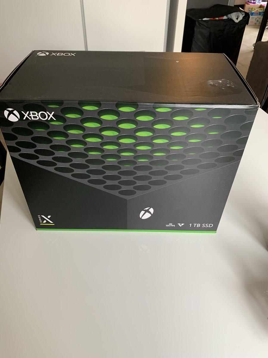Idrissyno's tweet photo. Unboxing de la Xbox Series X #XboxSeriesX https://t.co/tgjwXAtVQP