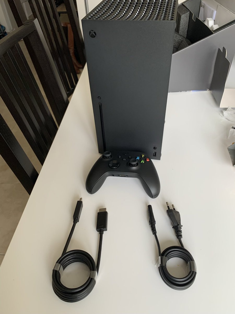 Idrissyno's tweet photo. Unboxing de la Xbox Series X #XboxSeriesX https://t.co/tgjwXAtVQP