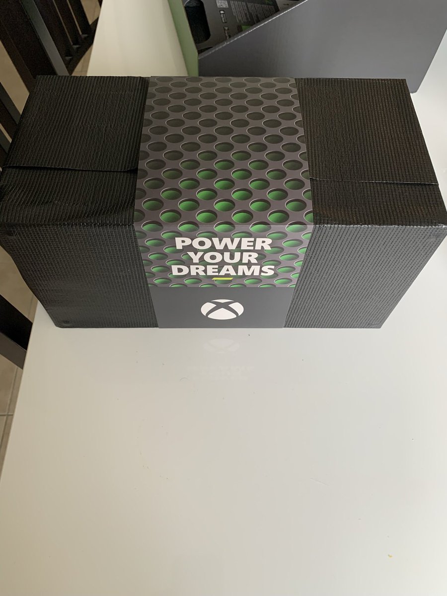 Idrissyno's tweet photo. Unboxing de la Xbox Series X #XboxSeriesX https://t.co/tgjwXAtVQP