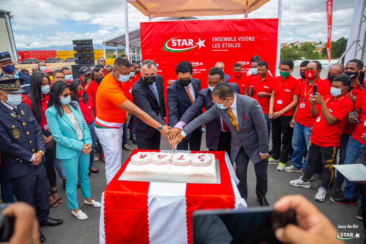 star_mdg's tweet photo. L’inauguration officielle des nouvelles installations (lignes d'embouteillages) et de la route de 2,8km menant vers l’Usine d’Ambatolampy s’est tenue ce jour, en présence de Son Excellence Monsieur Andry Rajoelina, Président de la République, et des autorités locales. #STAR https://t.co/2BkTp94hPb