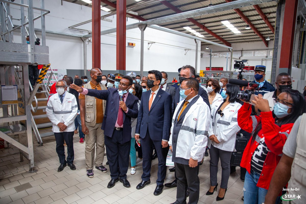 star_mdg's tweet photo. L’inauguration officielle des nouvelles installations (lignes d'embouteillages) et de la route de 2,8km menant vers l’Usine d’Ambatolampy s’est tenue ce jour, en présence de Son Excellence Monsieur Andry Rajoelina, Président de la République, et des autorités locales. #STAR https://t.co/2BkTp94hPb