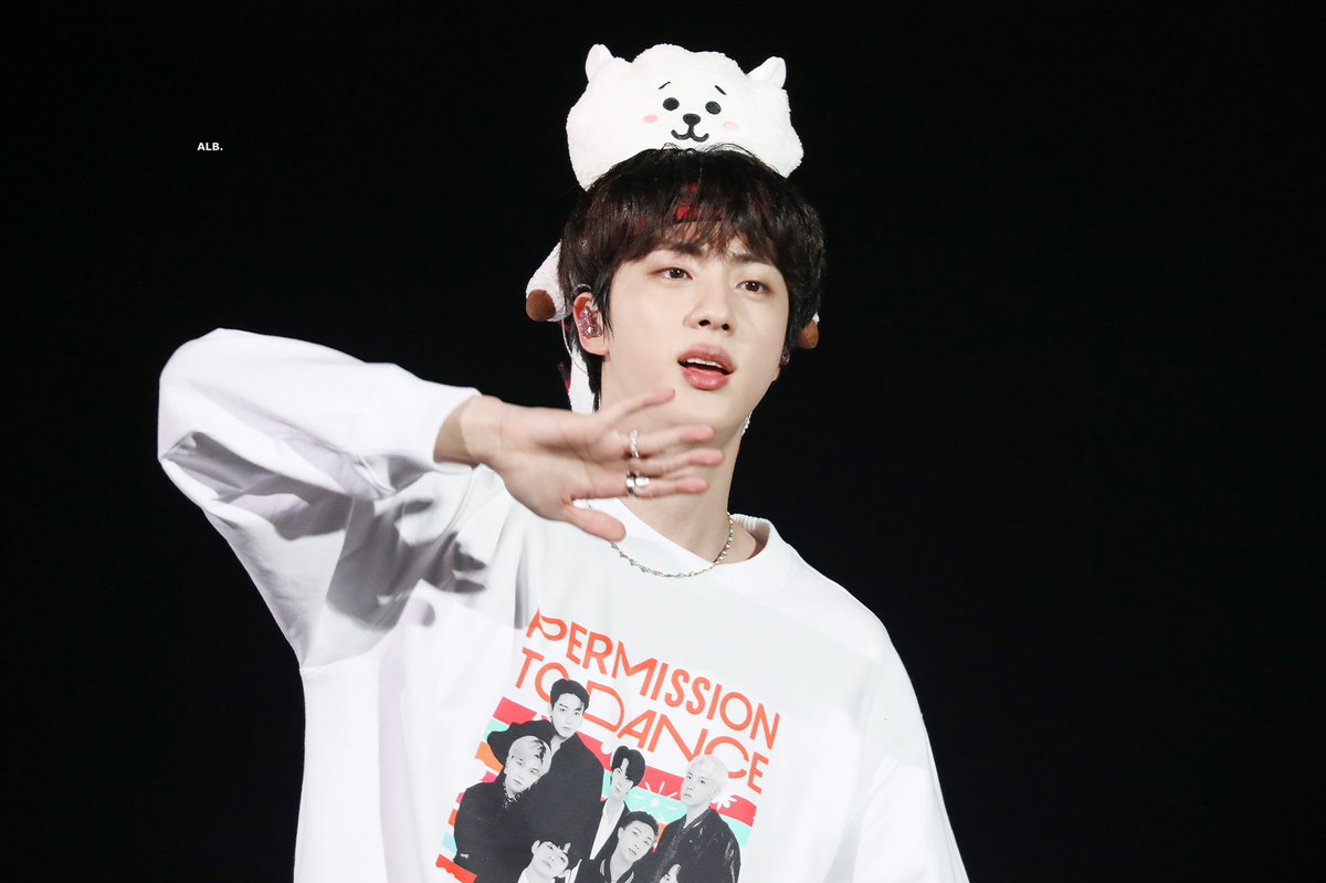 Sne0303's tweet photo. Happiest Birthday to the Most HANDSOME MAN.......Our maknae of the group nt hyung..... sweetest nd kindest person on this world......Wish u lots lots of happiness JIN OPPA..... PURPLE YOU💜💜💜💜💜💜💜🎂🎉🍾😘 https://t.co/MsyJB3MGyZ