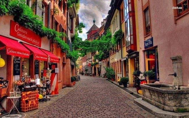 صورة لمدينة الباب
بعدسة المنافق حسن الدغيم الذي تربى بمدرسة أحمد بدر الدين حسون أستاذ النفاق العهر والخنزرة 
والله ما ضاعت الترباية فيك يا خنزير
#كلنا_العميد_أحمد_رحال
الرئيسية
t.me/alhralmare3