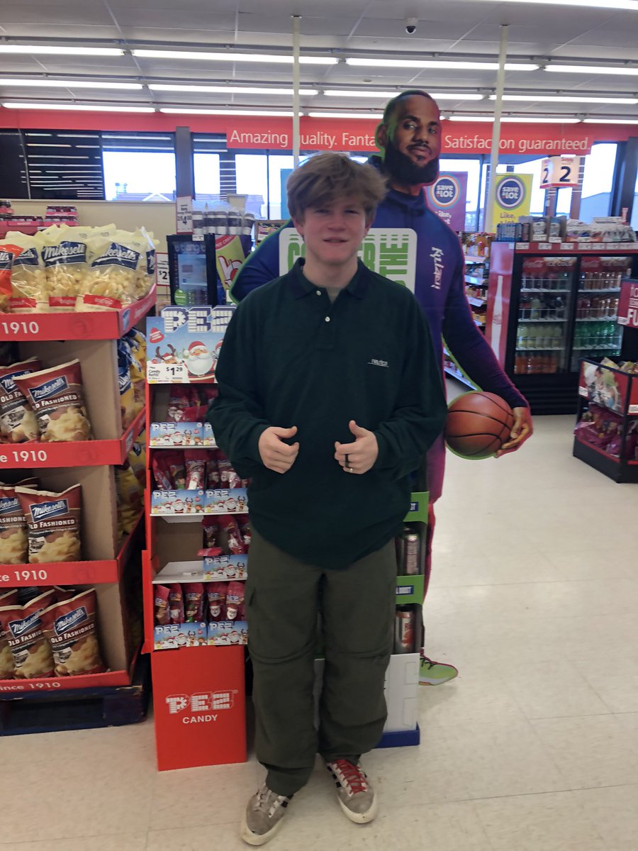 talklessmore's tweet photo. GUYS WE MET LEBRON https://t.co/nimEvtEoKx