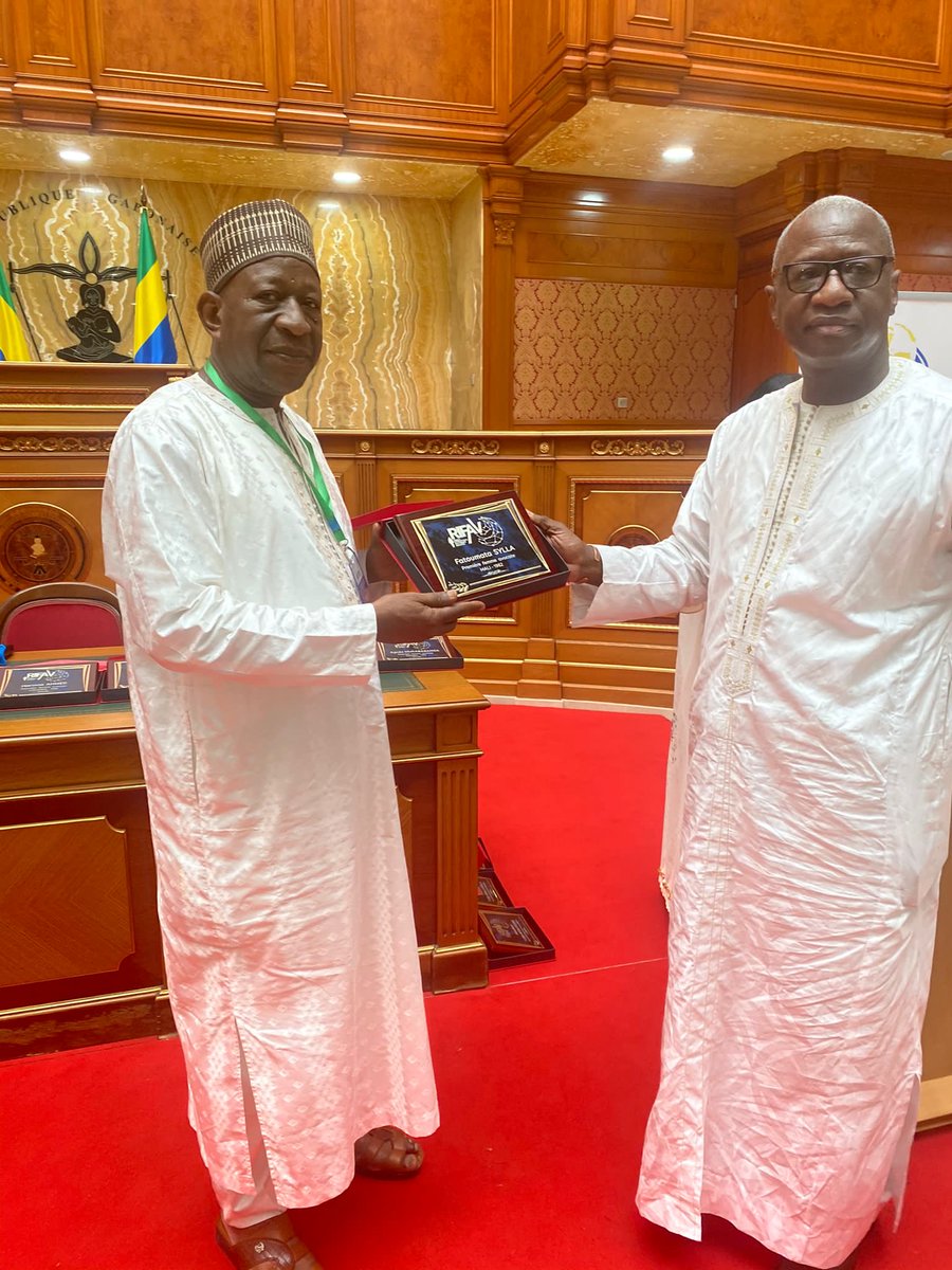 vieuxmko's tweet photo. Un plaisir de remettre ce présent au nom du Réseau des Femmes Avocates à Madame le Bat Fatoumata SYLLA, 1ère Avocate, 1ère Bâtonnière, 1ère GS-MJ du Mali, une avocate de talent et pétrie de principes et de valeurs qui fondent cette profession qu’elle incarne. #CIB #Avocate #🇲🇱 https://t.co/RdlSWRM9Vj