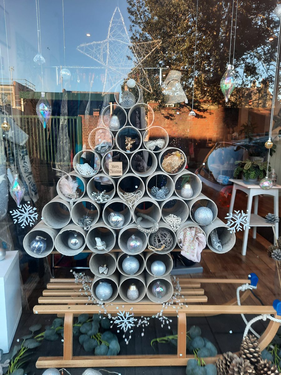 MidDorsetMencap's tweet photo. On the third day of Christmas Mid Dorset Mencap gave to me… a beautiful window display! 
#normalisesecondhandgifts
#mencap #dorchester #charityshop #charityshopfinds #christmasiscoming #christmasshopping #windowdisplay https://t.co/93rOZ65J2a