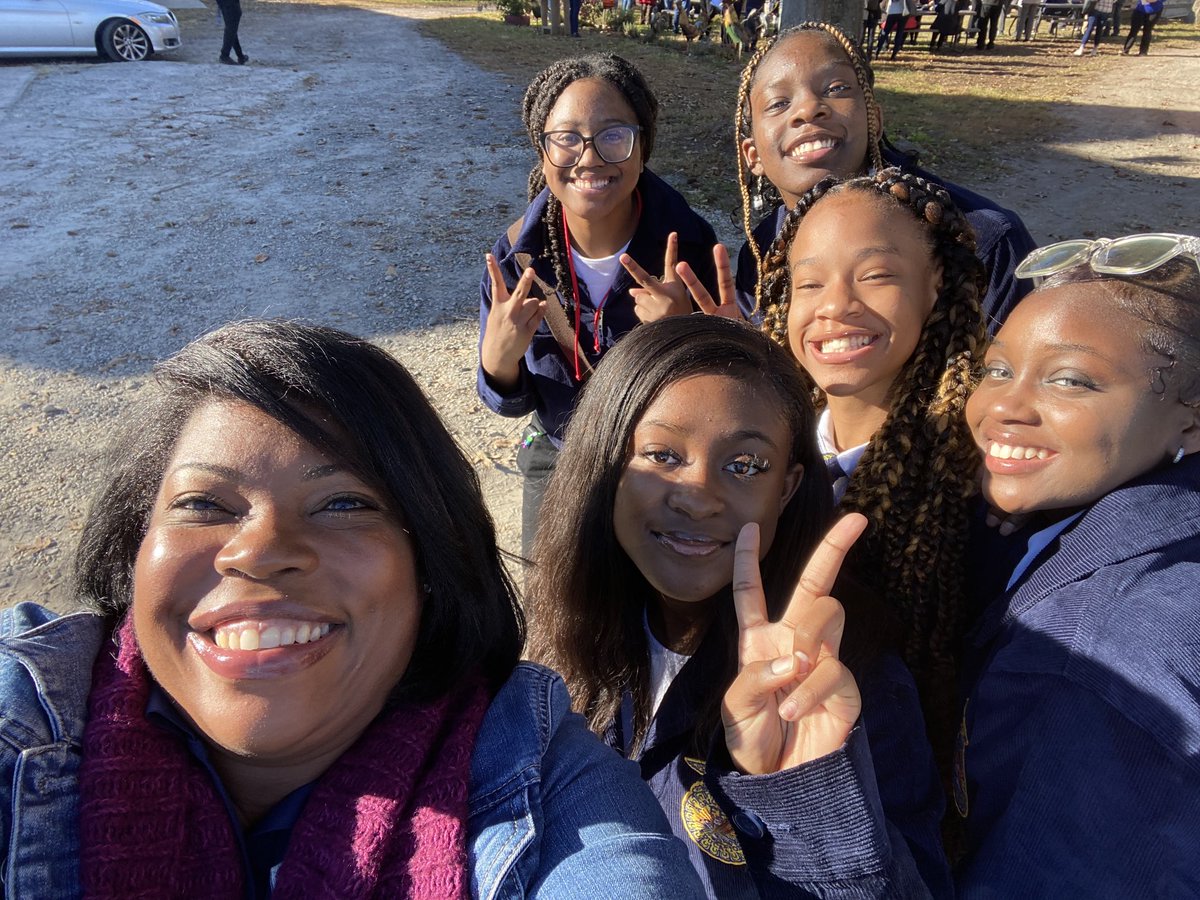 Veronic00304139's tweet photo. Creekside FFA assist with hosting the National Association of County Commissioners NACO! Welcome to the Metro ATL Urban Farm! ⁦@TravesHyman⁩ ⁦@ThomasFor65⁩ ⁦@Creekside_High⁩ ⁦@creekside_cti⁩ ⁦@parents4edu_SF⁩ https://t.co/a25t2eWcHZ