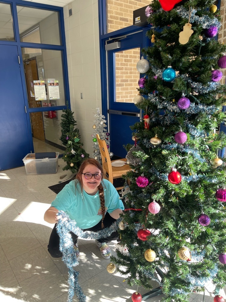 pjhsrams's tweet photo. These Junior High elves…err students…helped decorate the entryway! Falalalala! 
#psdrams
#rampride
#tistheseason https://t.co/2RVQgC1WDb
