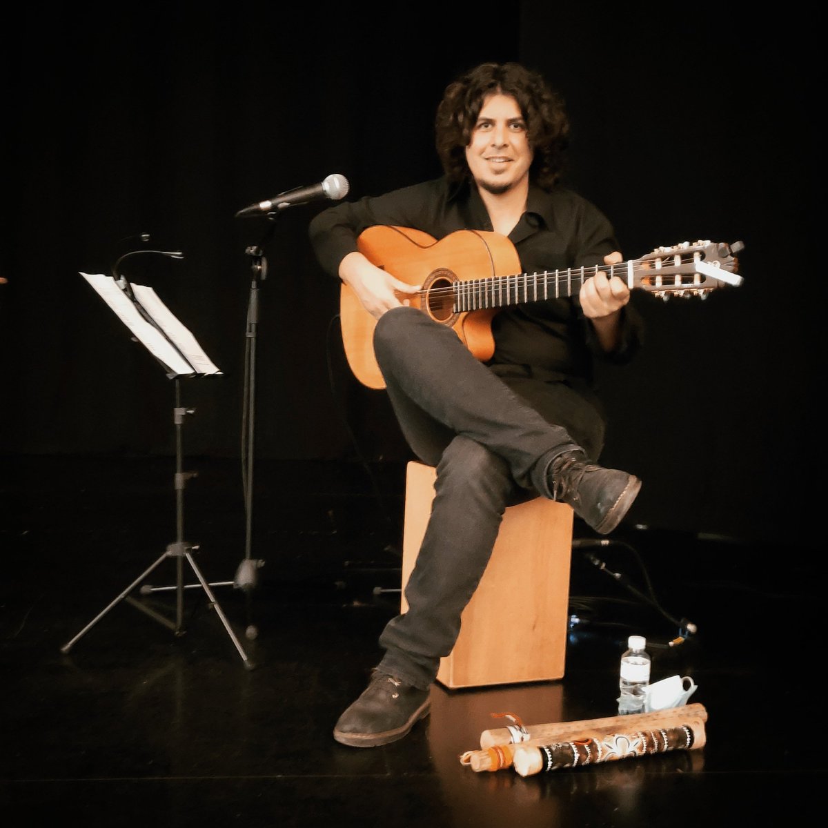 demingomusic's tweet photo. Hoy participo en "Romanceando", proyecto inclusivo de #amasescena, como narrador, guitarrista y echándome unos cantes con los textos del Romancero Gitano de Federico García Lorca en el Auditorio Paco de Lucía.
3er bolo del día (de 4) y 9no de la semana (de 11), incombustible! 🔥 https://t.co/x3VD4Ax1nu