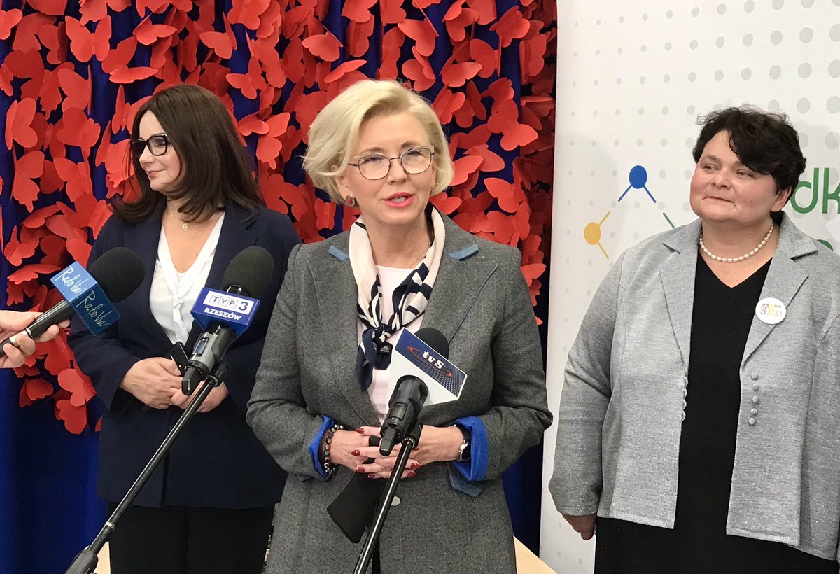 MarzenaMachalek's tweet photo. Bardzo ważny dzień w #Ropczyce (powiat ropczycko-sędziszowski)- Inauguracja pilotażowego wdrożenia modelu Specjalistycznych Centrów Wspierających Edukację Włączającą na terenie Podkarpacia. Dziękuję za Państwa pracę i serce 🙏🏻
#SCWEW @MEIN_GOV_PL #edukacja 
#ORE https://t.co/hYvdSTPqn5