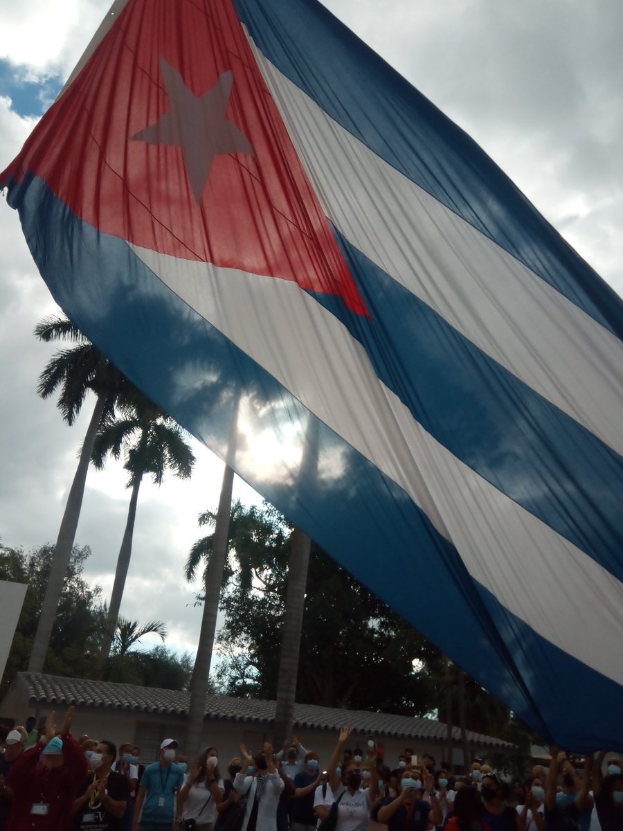 Emotivo acto se realizó en el IFV por en Día de la Medi cina Latinoámericana donde se izó una bandera de 50m donada a nuestra institución
