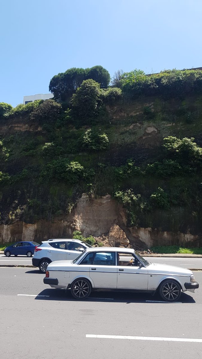 AsoCovall's tweet photo. @ObrasQuito @santiguarderas Desde que hicieron la ampliación de estas vías hay estos desprendimientos, el municipio dijo que habría obras complementarias para la estabilización. Ya varios años con el mismo problema. https://t.co/SIJnWcfzka