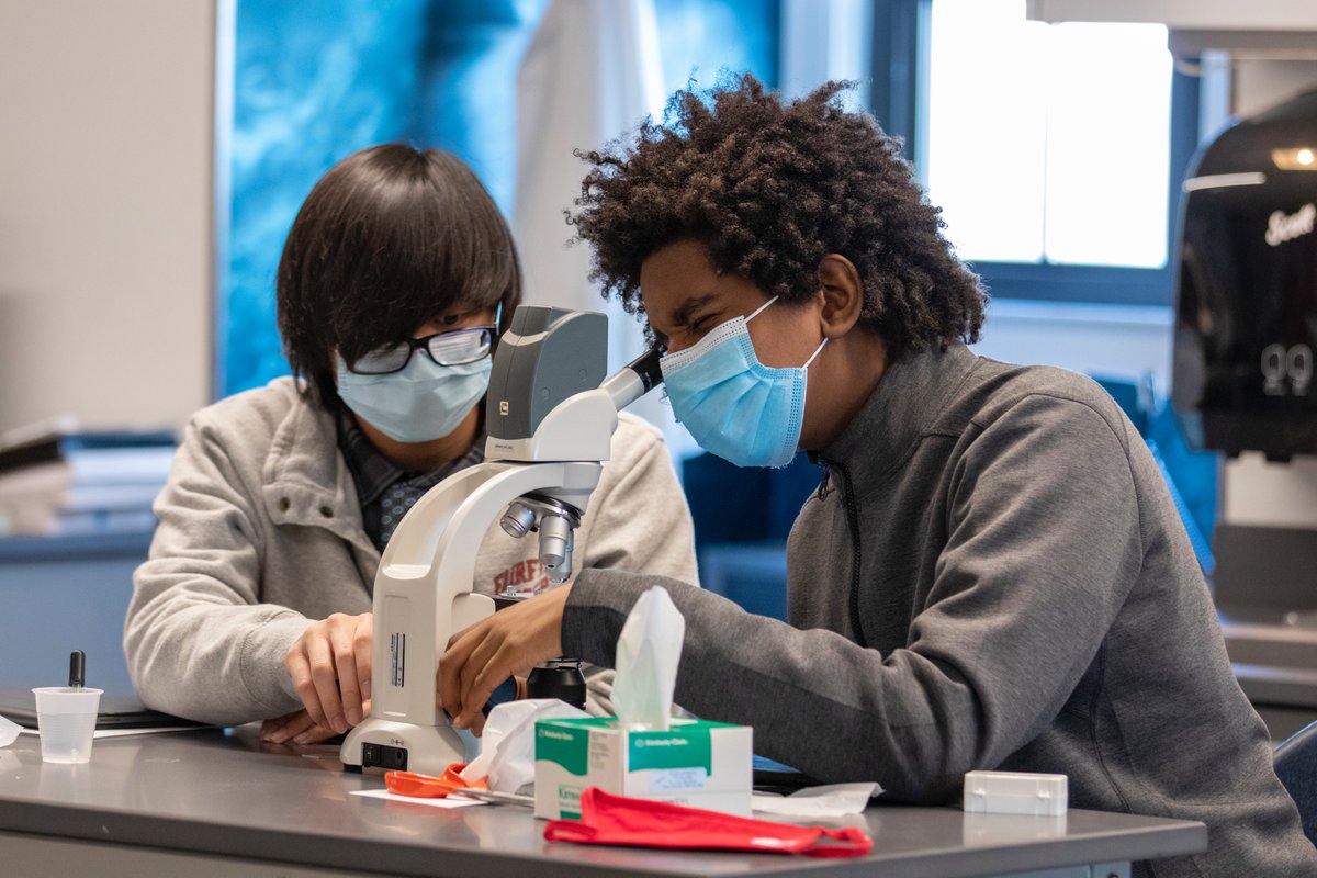 fairfieldprep's tweet image. #Snapshot - Students in the Mr. Soto's biology lab conduct introductory microscopy experiments, where they learned about depth of view and resolution using the Barrett Science Center's Bluetooth-enabled microscopes. #PrepSTEM #BeIgnited