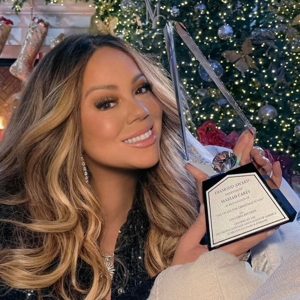 "All I Want For Christmas Is You" zdobyła diamentowy status RIAA i dzięki temu jest pierwszą i póki co jedyną świąteczną piosenką, która posiada to wyróżnienie! 💎 Gratulacje @mariahcarey 🎉 

#alliwantforchristmasisyou #riaa #mariahcarey #christmasson… instagr.am/p/CXBnM1BIRyr/