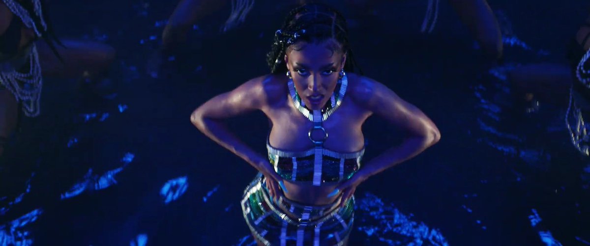 onlydoja's tweet photo. doja cat did not come to play with these look and visuals wow https://t.co/5yuWqRW6L3