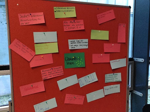 SEAS_SciEdu's tweet photo. Students saying how they convinced their families to use alternative transport to go on holidays instead of going by airplane, or how they aim at eating vegan.
New blog entry from #Austria: https://t.co/5UscDDlheN #SEASproject #H2020 #openschooling #ClimateActionNow https://t.co/8d3USfHGSU