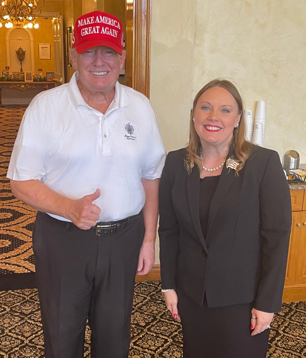 SaraForMissouri's tweet photo. It was such an honor to meet with President Donald J. Trump to discuss my campaign for Congress in #MO4! 🇺🇸 #MAGA #DefendtheAmericanDream https://t.co/5eJQfzFgKo