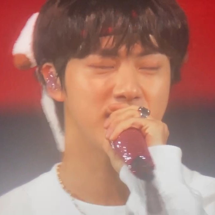 spawn_of_saturn's tweet photo. 내 인생의 사랑, 석진 오빠의 생일을 축하합니다. 우리가 또 1년을 함께 보냈다는 것이 믿기지 않습니다. 비록 SoFi 스타디움 콘서트는 못 갔지만 올해도 여러분 덕분에 너무 즐거웠어요. 항상 우리에게 필요한 긍정적인 에너지와 자신감을 주셔서 감사합니다. 
Happy birthday seokjinnie 💜@BTS_twt https://t.co/GCeFfFqwOe