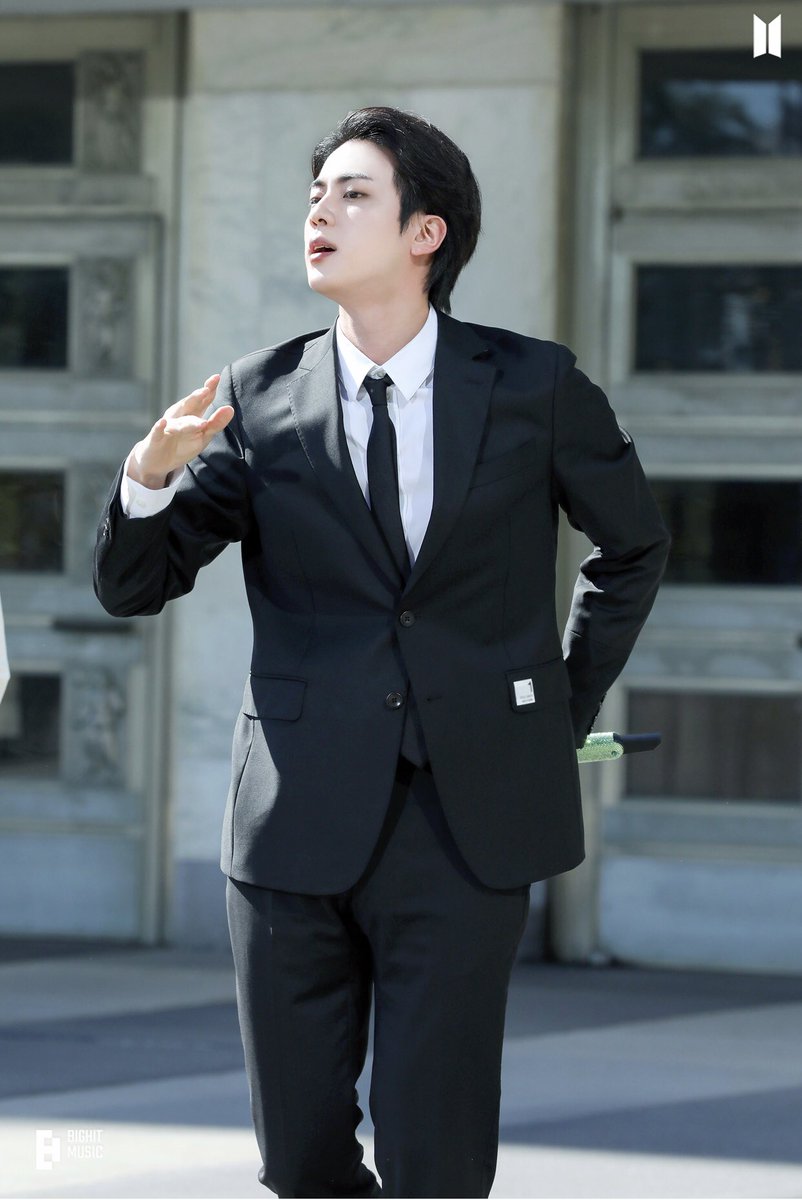 Xun24124880's tweet photo. HAPPY BIRTHDAY Jin ,, 🎂🎂🎂 
❤️❤️. I love youuuu @BTS_twt 
#HappyJinDay
#ForeverYoursJin
#LightToOurAbyss
#BrightestMoonJin
#OurDayAndNightJin
#GreatestEpiphanyJin
#PreciousFlowerJin
#OurUniverseJin
#WorldwideSingerJin https://t.co/qrZqIUrmAb
