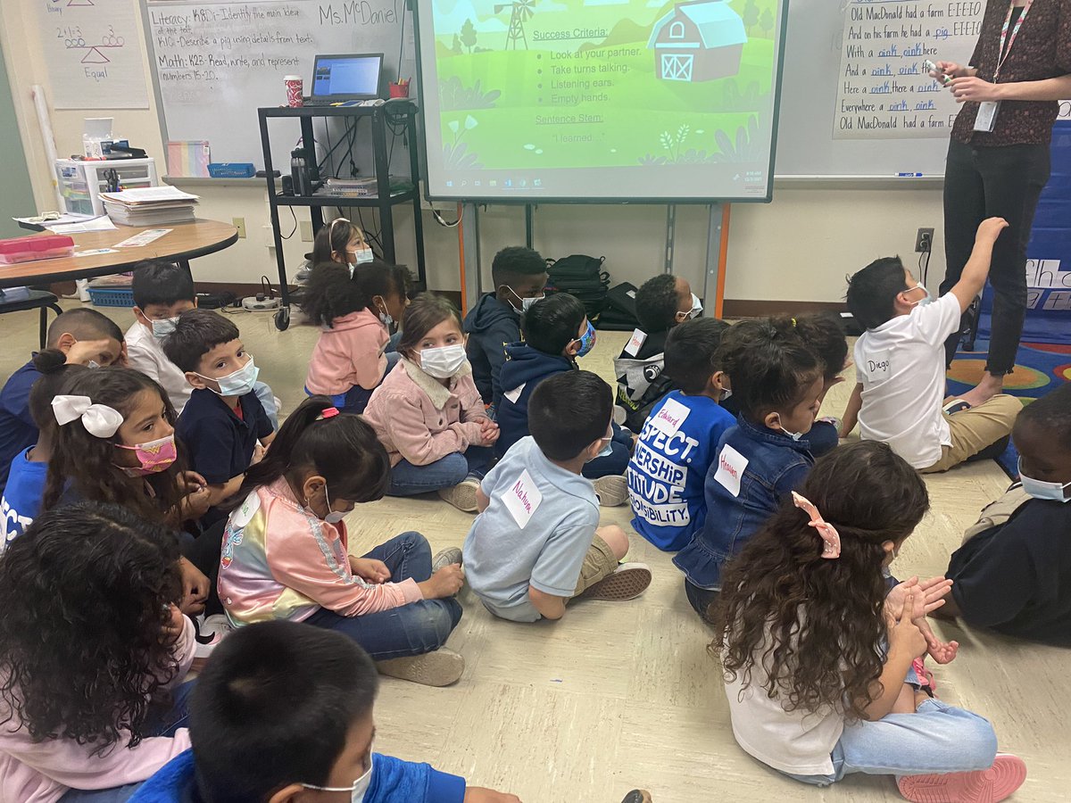 11TXLessonStudy's tweet image. #TXLS Kinder lesson @NathaHowell the is morning. Students are thinking, pairing, and sharing all about pigs. @ESCRegion11