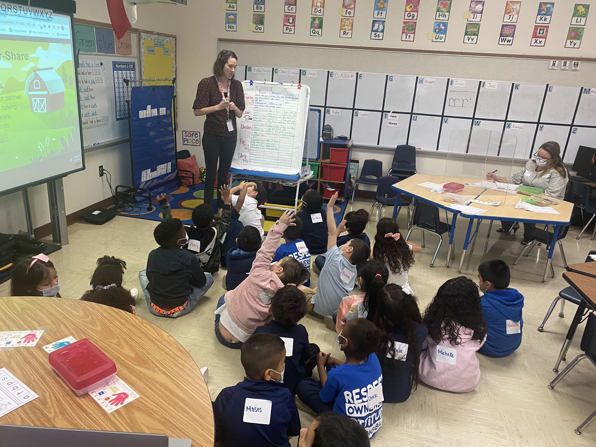 11TXLessonStudy's tweet image. #TXLS Kinder lesson @NathaHowell the is morning. Students are thinking, pairing, and sharing all about pigs. @ESCRegion11