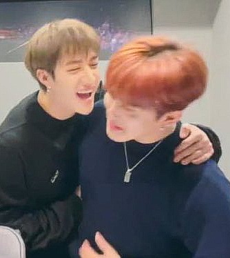 straykidsxzone's tweet photo. Hoy es el primer fansing presencial con kstay 

Istays                       skz y kstay https://t.co/uJxj5bNJPD