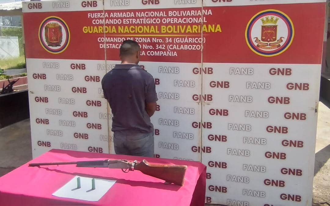 Dcr34_3Guarico's tweet photo. Porte ilícito 🚫🚨 Detenido un hombre e incautada un arma de fuego y dos cartuchos en Calabozo #GNBguarico  #3Dic #DiscapacidadNoEsExclusión
#YoSoyFANB #Dcr347Guarico
.@libertad003 
.@PrensaFANB 
.@PrensaCmdteGral https://t.co/5J61iTXoOc