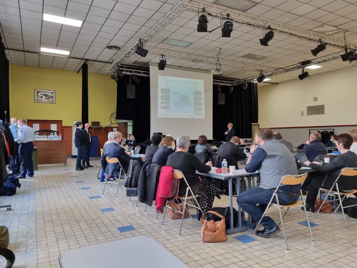 Gendarmerie_080's tweet photo. Au cours du mois de novembre, @Gendarmerie_080 est intervenue au cours de deux stages organisés par @AcAmiens concernant la gestion de crise. 
➡️ Partage de savoir-faire et échanges constructifs !
#ÀVosCôtés #RépondrePrésent https://t.co/YQzdcWrUlh