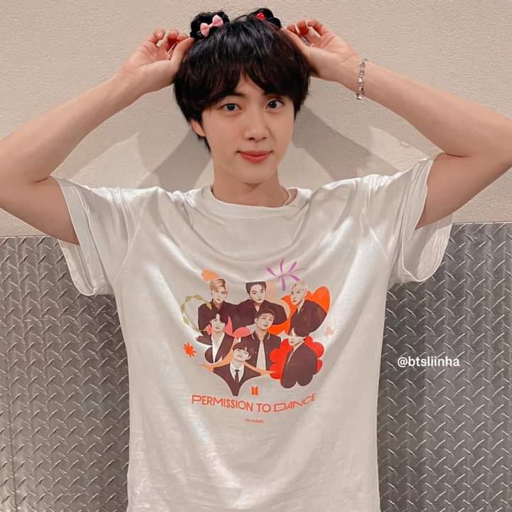 Emily82651051's tweet photo. Happy Jinnie Day 🥳💜
#HAPPYJINDAY
#LightToOurAbyss
#BrightestMoonJin
#OurDayAndNightJin
#GreatestEpiphanyJin
#PreciousFlowerJin
#OurUniverseJin
#WorldwideSingerJin
#TheBestGiftJin
#OurDecemberAngel
#1204WinterPrince
#SeokjinnieDayIsHere
#HappinessFairyJin
#Happy30YearJin https://t.co/ej3NJ3swqT