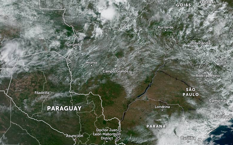 BandaSperling's tweet photo. Dados de aproximadamente às 11 horas local, mostram a incursão de ar mais frio e seco no sul de MS causando esse efeito de 'curvatura' nas nuvens cumulus visto através de imagem de satélite. Os campos do GFS indicam um intenso gradiente de umidade entre sudeste e noroeste de MS. https://t.co/eT9yxbXAMw