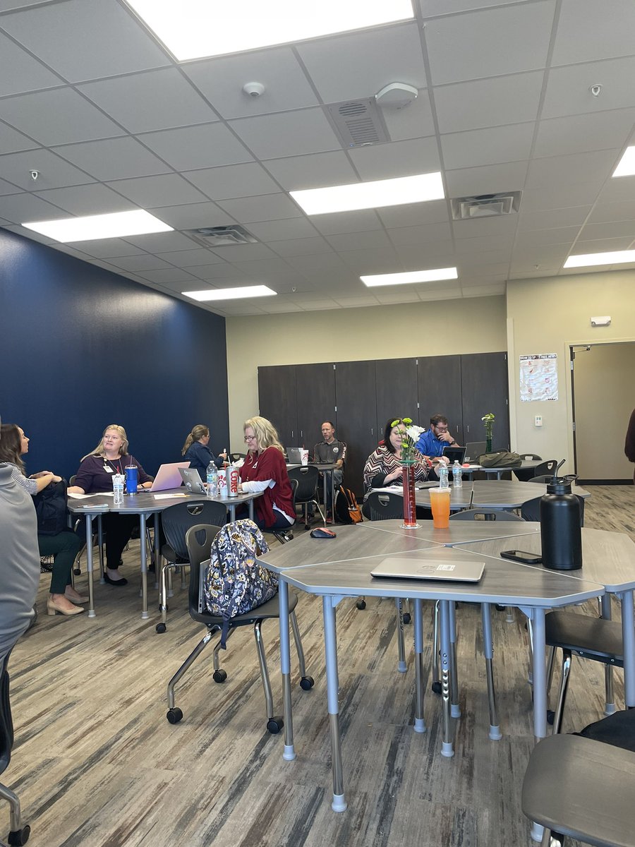 PolkInTec's tweet photo. @nearpod professional learning at @broncosdhs with social studies teachers! @FCITL #fcitlleads https://t.co/8tsNB7gWXN