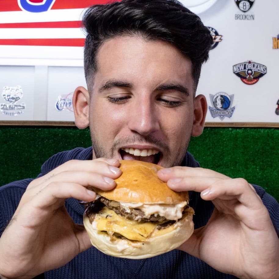 ballparkmcbo's tweet photo. Hoy es #viernes de promo de 🍺 &amp; 🍔 en @ballparkmcbo no te pierdas estos super precios https://t.co/Zu6RKOf4B4 https://t.co/rBO9q2hhzO