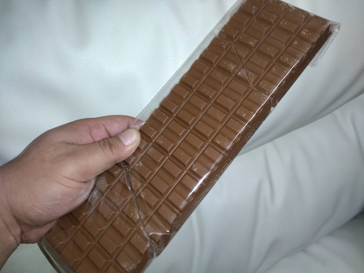 KinnikuRider__'s tweet photo. Deluxe Milk Chocolate
親戚から頂いたチョコ
何やら入手困難な時期があったほどの品物らしい
でかぃよぉ
甘いけどくどくなく
コクがある美味しいチョコレートでした❣
濃いので食べ過ぎ注意!
#JCIC #チョコレート #美味い #大きい https://t.co/NUCghlzb96