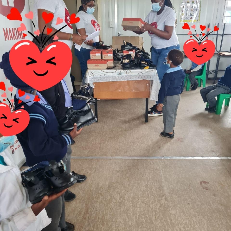 dirapharologano's tweet photo. As we continue to make a difference, school shoes and socks were donated to 51 learners at Sedibeng Primary School in Sedibeng Village. 

#RedDiraPharologano
#WeMakingADifference https://t.co/vMuNOxBS62