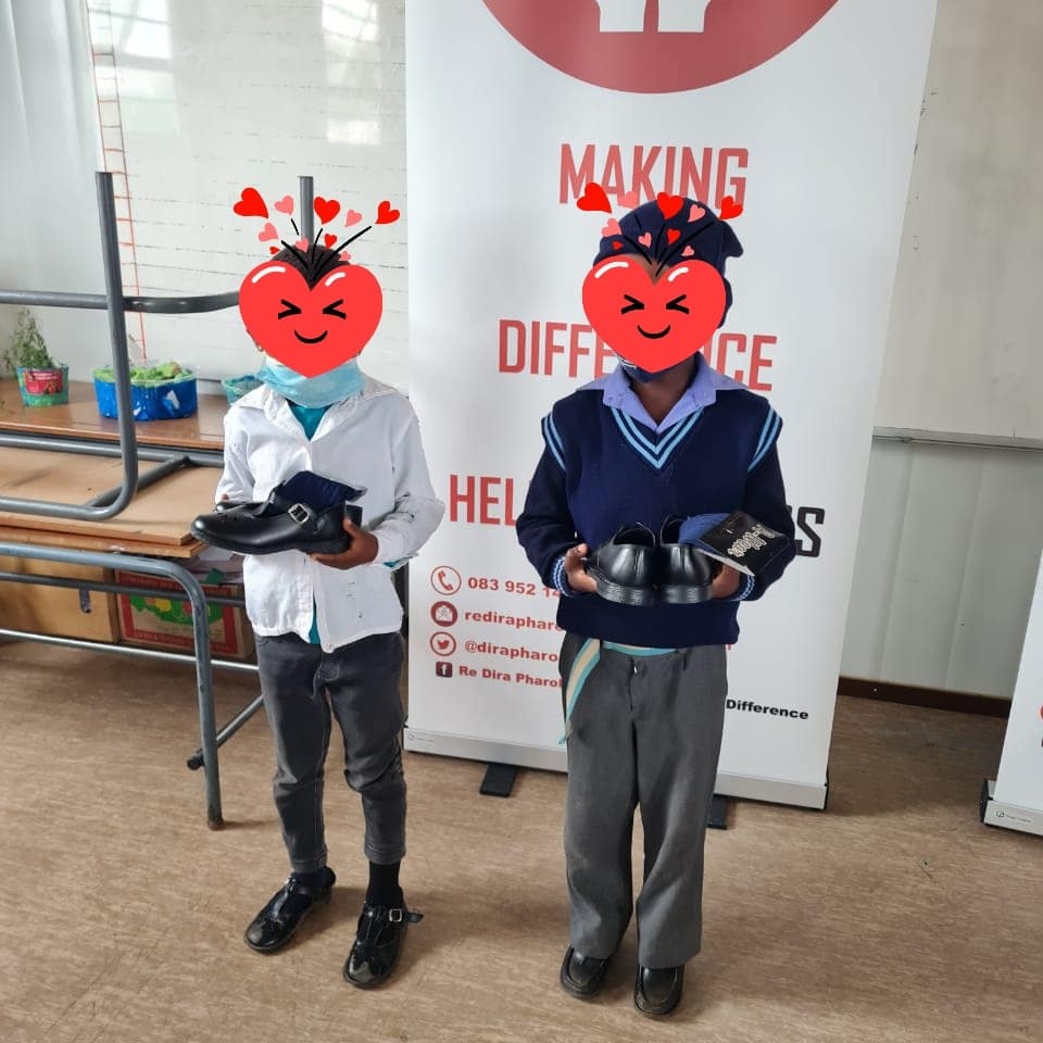 dirapharologano's tweet photo. As we continue to make a difference, school shoes and socks were donated to 51 learners at Sedibeng Primary School in Sedibeng Village. 

#RedDiraPharologano
#WeMakingADifference https://t.co/vMuNOxBS62