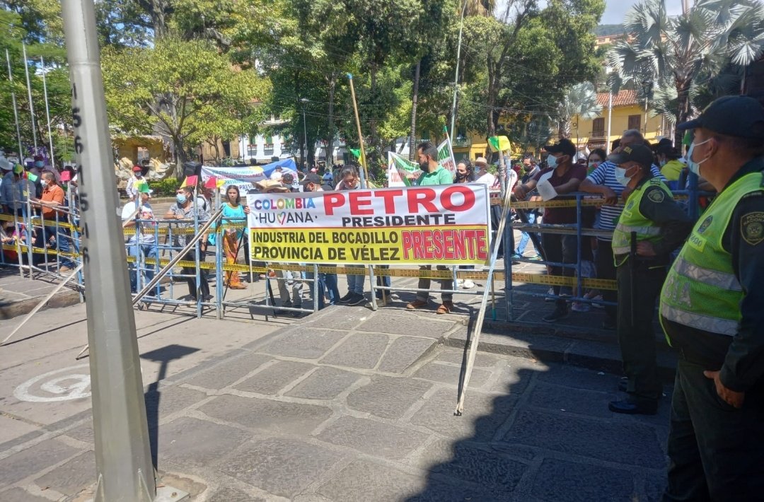 Estamos escuchando a la ciudadanía y a los habitantes de San Gil, Santander. El Pacto Histórico es para toda Colombia. #PetroEnSanGil #PactoHistóricoSantander
