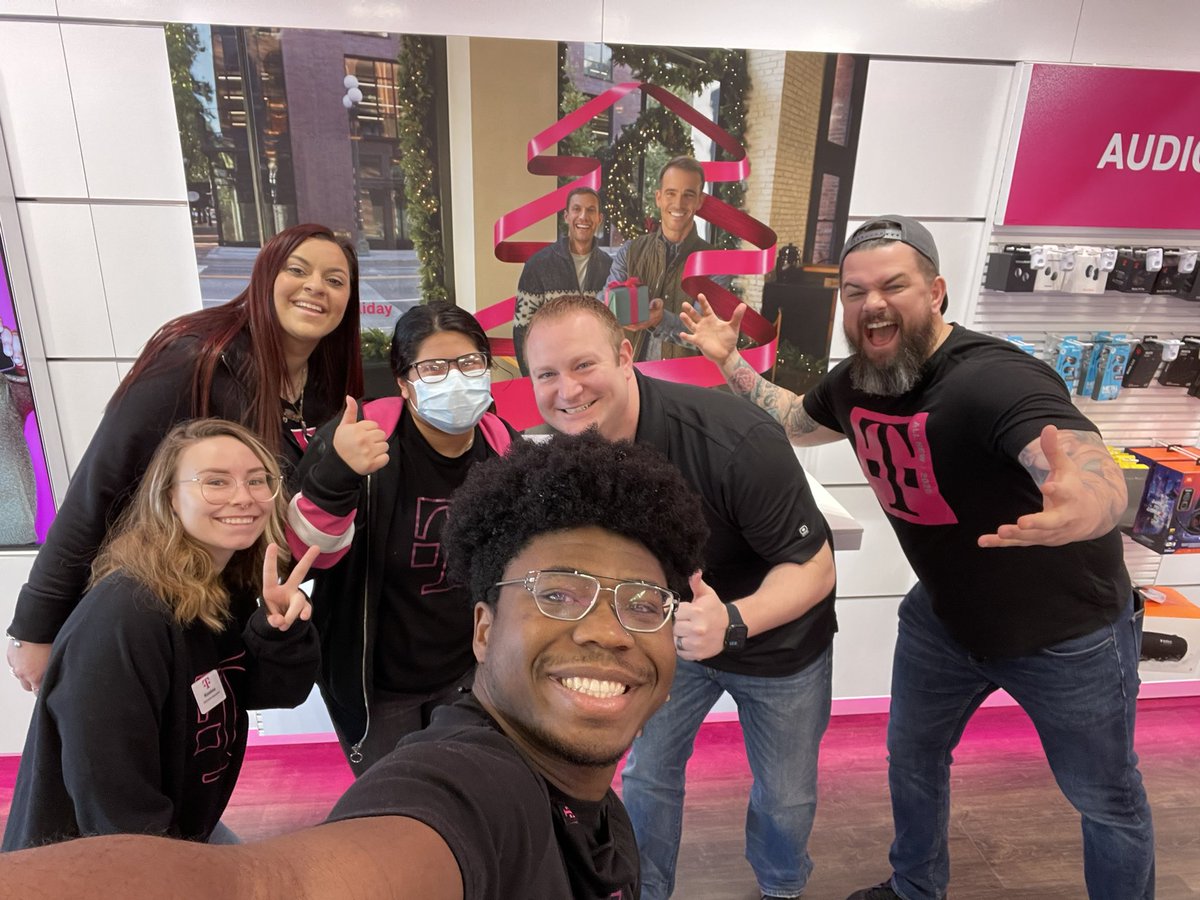 armandosoler's tweet image. Here at West Des Moines ready to delight our customers but first ……… We need a pre open selfie #Top100inAction #BoldNorth #Northwest