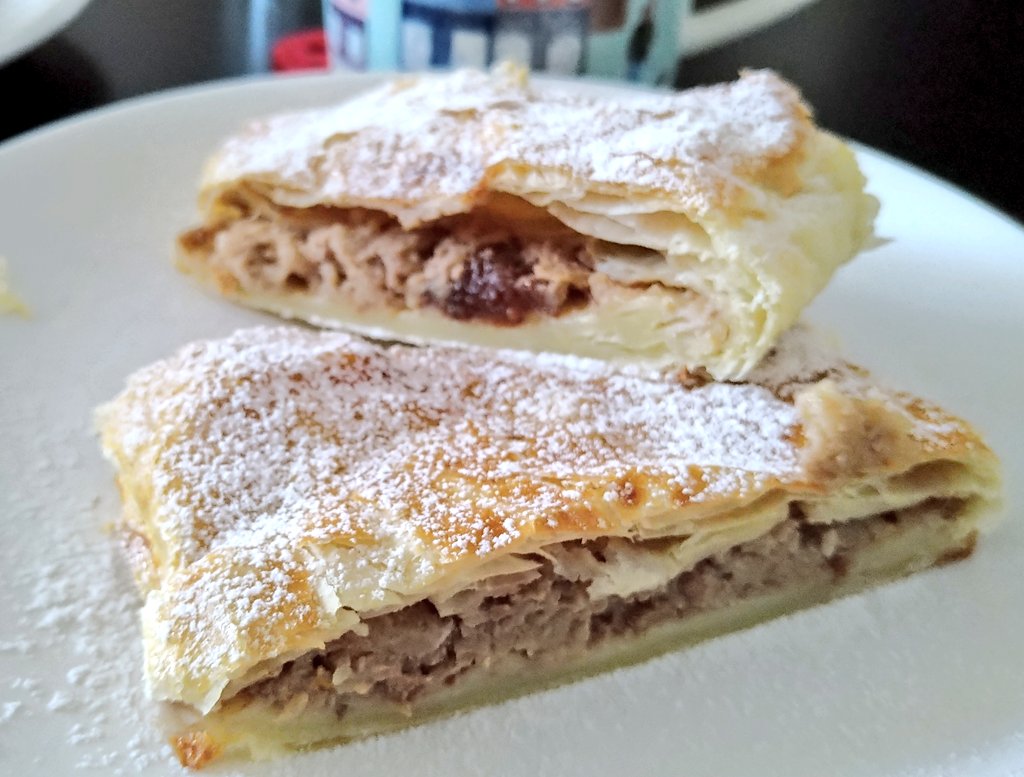 BakingCooking's tweet image. Apple strudel time 👩🏻‍🍳☕🍎🍵🍏🍰😋 #homemade strudel with apples, raisins, ground walnuts and cinnamon #apple #strudel #TeaTime #CoffeeLovers #Coffee #Cooking #baking #cake #dessert #HappyFriday #yummy #delicious