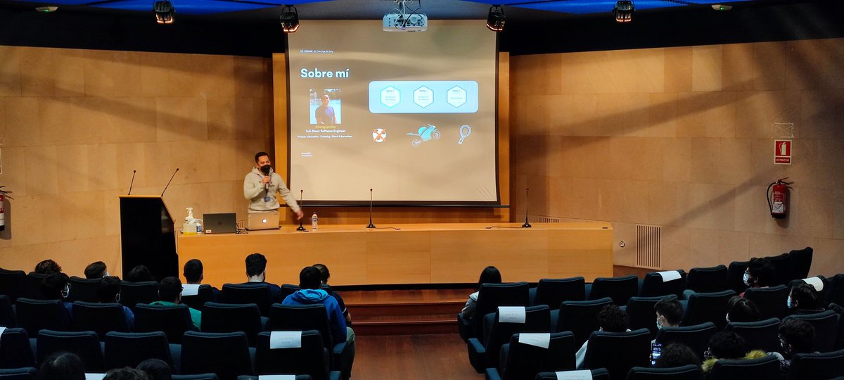 CESINFULL's tweet photo. Después del segundo Quizz, continuamos con la charla de @TaiNguyenBui "El devops de hoy"  💻⌨️💼 #VIICESINF https://t.co/KPGp1Hv1lL