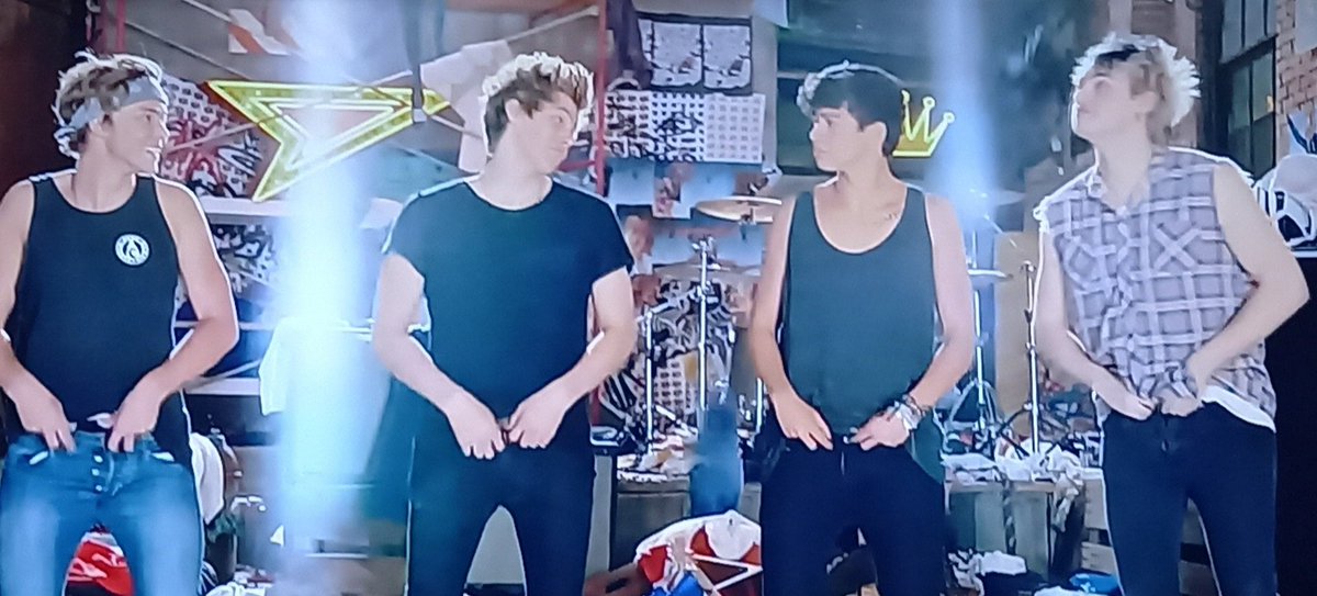 PillowStiles's tweet photo. @5SOS Remember when you always used to walk around naked... the old days https://t.co/zrbWylRDFZ