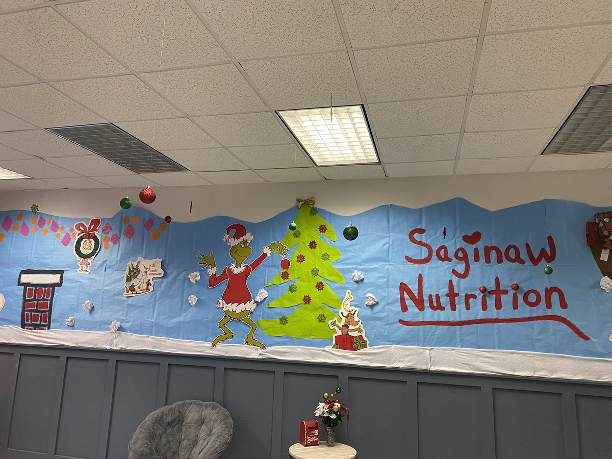 delkat23's tweet photo. Gold Standard and National Honor Society from Chisholm Trail High School took part in connecting with community to decorate for the holidays. @EMSISD @CthsGold @ChisholmTrailHS https://t.co/QmmSY2LoBZ