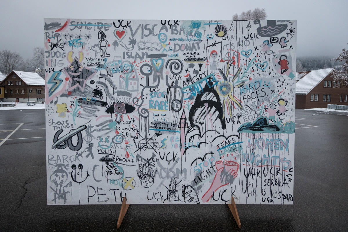Marcelhenry's tweet photo. #PeaceLAB im @kinderdorfCH - Das Resultat der Arbeit der Kinder mit dem #Künstlerkollektiv @cupofcolor_ngo lässt sich sehen. Gemeinsam haben sie den inneren Bildern von #Krieg und #Frieden Form verliehen. #Proaktiv #Frieden stiften, erst im #Bild, dann im #Leben. https://t.co/3olEDEvDml