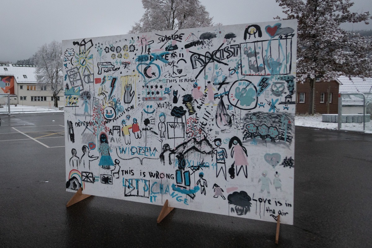 Marcelhenry's tweet photo. #PeaceLAB im @kinderdorfCH - Das Resultat der Arbeit der Kinder mit dem #Künstlerkollektiv @cupofcolor_ngo lässt sich sehen. Gemeinsam haben sie den inneren Bildern von #Krieg und #Frieden Form verliehen. #Proaktiv #Frieden stiften, erst im #Bild, dann im #Leben. https://t.co/3olEDEvDml