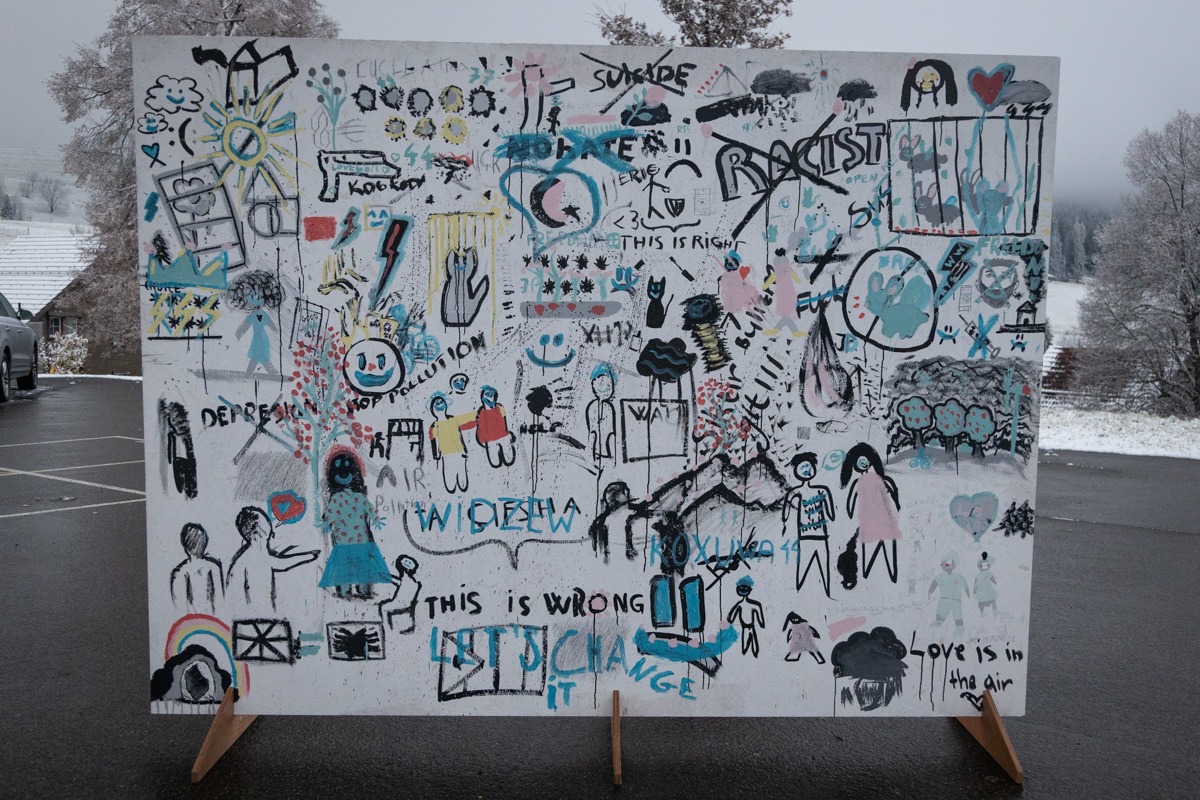 Marcelhenry's tweet photo. #PeaceLAB im @kinderdorfCH - Das Resultat der Arbeit der Kinder mit dem #Künstlerkollektiv @cupofcolor_ngo lässt sich sehen. Gemeinsam haben sie den inneren Bildern von #Krieg und #Frieden Form verliehen. #Proaktiv #Frieden stiften, erst im #Bild, dann im #Leben. https://t.co/3olEDEvDml