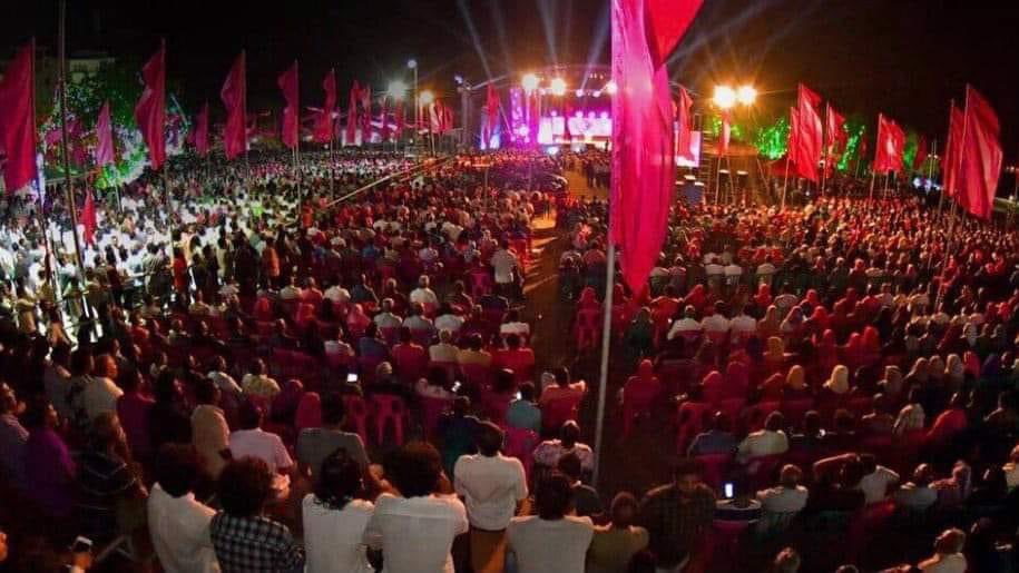 sherh_aly's tweet photo. ٱلْحَمْدُ لِلَّٰهِ ޖަލްސާ ފެށެން 45 މިނެޓު އަދި އެބައޮތް، ކާނިވާ ސަރަހައްދު ފުރި ބާރުވަނީ! ބޮޑުމަންޒަރު ސާފުވެއްޖެކަމަށް އުންމީދުކުރަން! 👏👏👏❤️
#RY2023
#RaeesYameen2023
#MaruhabaaRaeesYameen https://t.co/qiKrjftzlZ