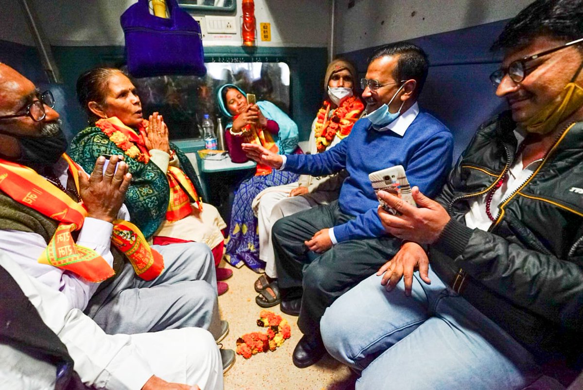 ArvindKejriwal's tweet photo. कुछ दिन पहले अयोध्या जी में श्री रामलला के दर्शन किए तो मन में एक विचार आया, दिल्ली के अपने सभी बुजुर्गों को भी भगवान श्री राम के दर्शन कराउं
 
दिल्ली से अयोध्या के लिए आज तीर्थयात्रा की पहली ट्रेन को रवाना किया। ये मेरे लिए बेहद भावुक पल थे, सबकी यात्रा मंगलमय हो।
 
जय श्री राम। https://t.co/rO0dsv0m2b